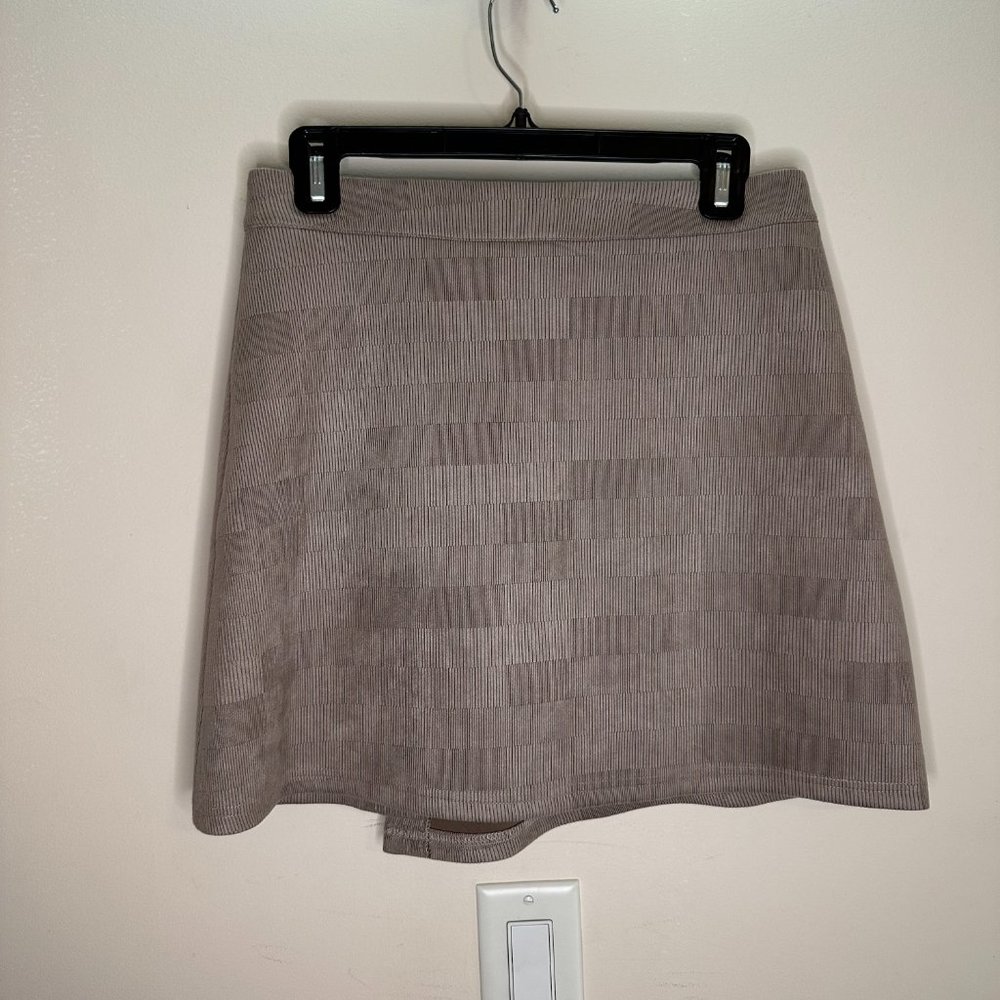 Button skirt. - Picture 2 of 2